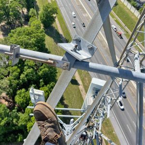 linemen-working-on-tower-fort-morgan-alabama-datatrust-tower-and-telecom